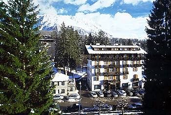 cortina-hotel-majoni