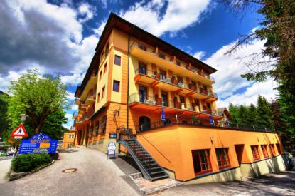 euro youth hotel front